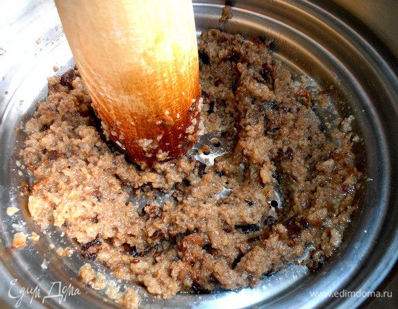 Стараемся проталкивать вращающимися движениями всю массу вниз...