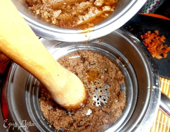 Жидкость от хлебушка тоже сохраняем и переливаем через дуршлаг!