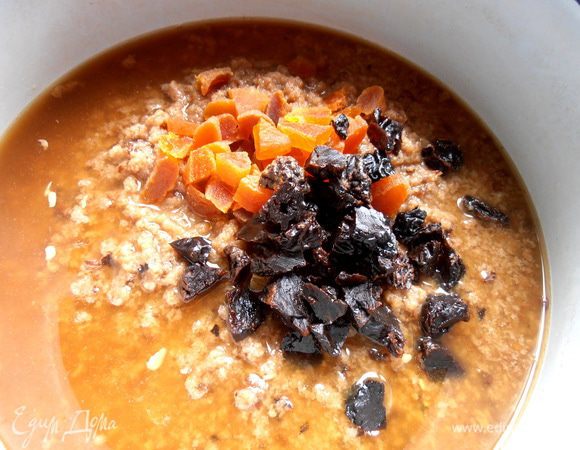 Высыпаем в кастрюлю курагу и чернослив...