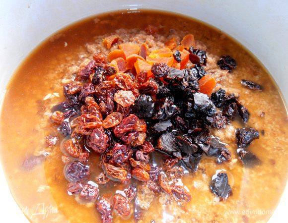 Изюма можно побольше,так как он доминирующий! Ещё в такой суп добавляют цукаты различных фруктов...