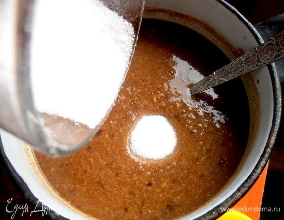 Теперь о сахаре...Опять же дело вкуса! Но полстакана вполне было достаточно,хоть это и десерт)) Всыпаем и провариваем,чтобы сахар растворился.