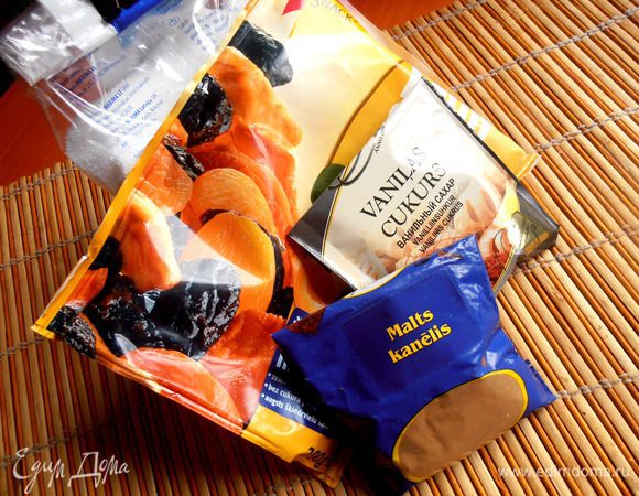 Вот такие ингредиенты мы использовали. В наших супермаркетах продают готовые полуфабрикаты такого супа в пакетиках! В них толчёные ржаные сухари,сахар,корица,ваниль,а добавки самые различные! Выбирай по вкусу)) Разводи кипятком и ешь!