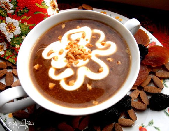 Теперь наш ароматный супчик должен остыть,а при подаче украсим сливками или некислой сметаной (мне,например,со сметаной намного вкуснее!).Сверху я посыпала немного дроблёного арахиса...