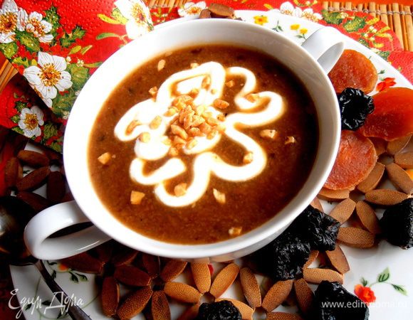 Не забудем перед подачей перемешать супчик в кастрюле,иначе сухофрукты осядут на дно и ваши домочадцы получат неравнозначные порции))