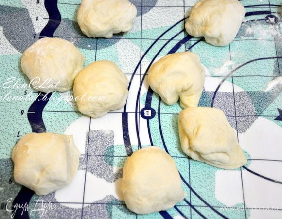 Тесто я замешиваю в хлебопечке. Если у Вас нет, то просто смешайте все ингредиенты и хорошо вымесите тесто это займет минут 5. Тесто накрыть и поставить в теплое место для подъема. Тесто должно увеличится в объеме раза в 1,5-2.
Затем  тесто разделите  на 8 частей и скатайте в шарики.