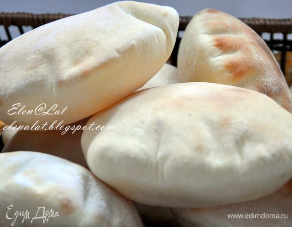 Затем лепешки поставить в заранее разогретую до 250С духовку минут на 5. лепешки раздуются в объеме. Лепешки достать, остудить и наслаждаться. Ну скажите же хороши)))
