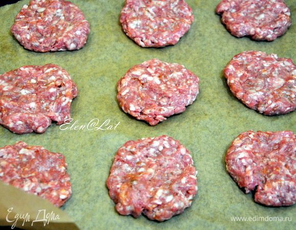 Теперь начинка:
Баранину прокрутить на мясорубке с самой крупной насадкой. Сформировать котлетки и выложить на противень, заранее застеленный пергаментом. 