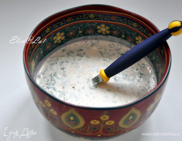 Затем готовим соус. Для этого смешаем все ингредиенты для соуса, добавим мелко нарезанный укроп.