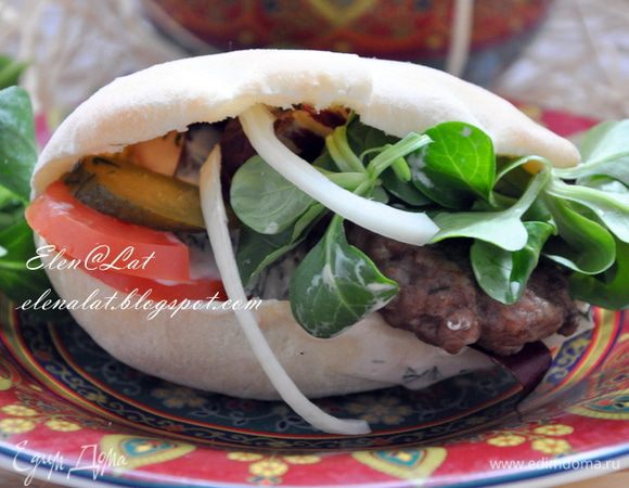 Скорее зовем всю семью за стол и наслаждаемся такими вкусными лепешками с начинкой, Ммммм, ВКУСНООО!!!
Приятного аппетита!!!!!!!!!!!!!!!
