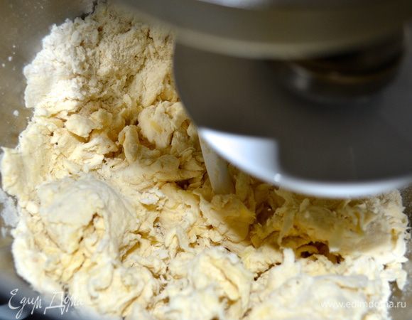 Добавляя понемногу теплую воду, замесить тесто. Как только тесто приобретет нужную эластичную консистенцию, продолжить вымешивать его еще минут 10. Можно это сделать вручную, а можно воспользоваться (как я) тестомешалкой.