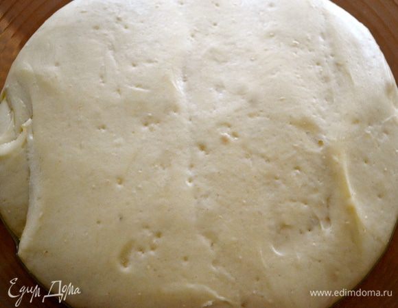 По истечении указанного времени тесто хорошо увеличится в объеме и подрастет.