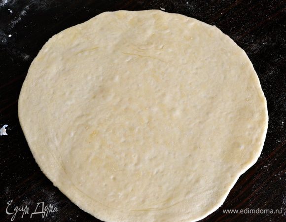 Помогая себе скалкой, раскатать каждый кусочек в тонкую лепешку.