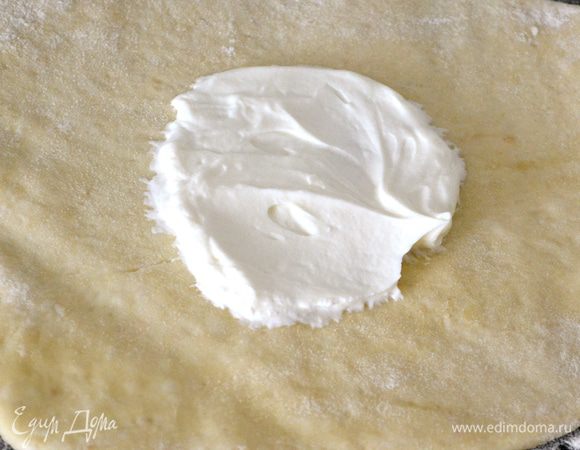 Выложить на середину лепешки столовую ложку мягкого сыра.