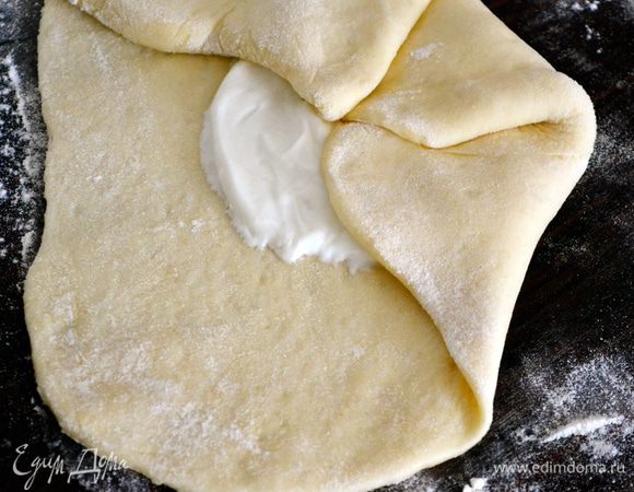 Заворачивая края к центру, закрыть сыр в лепешке. Получаем лепешку меньшего размера с начинкой из мягкого сыра.