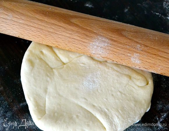 Снова посыпать стол мукой и аккуратно пройтись скалкой по лепешке, немного расплющивая ее. Постараться, чтобы она не порвалась и сыр не вылез наружу.