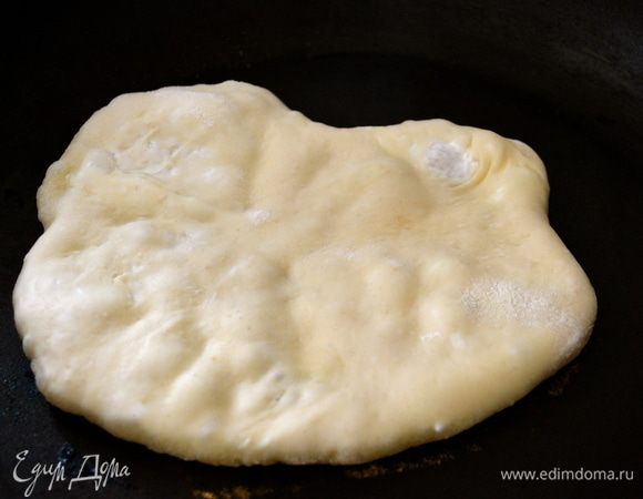 Как следует разогреть на огне сковороду с тяжелым дном, смазать ее немного маслом и жарить по одной лепешки по 2 минуты с каждой стороны.