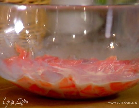 Замочить кусочки форели на несколько минут в молоке, затем молоко слить и сохранить.