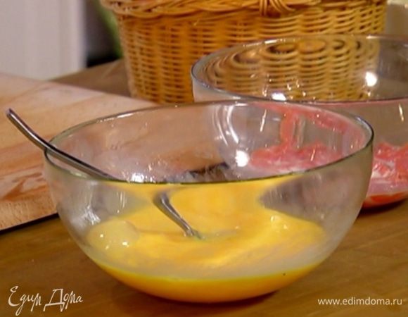 Яйца разбить в миску и взбить вилкой.
