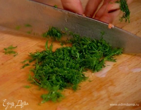 Укроп мелко порубить и смешать с яйцами (немного укропа оставить).