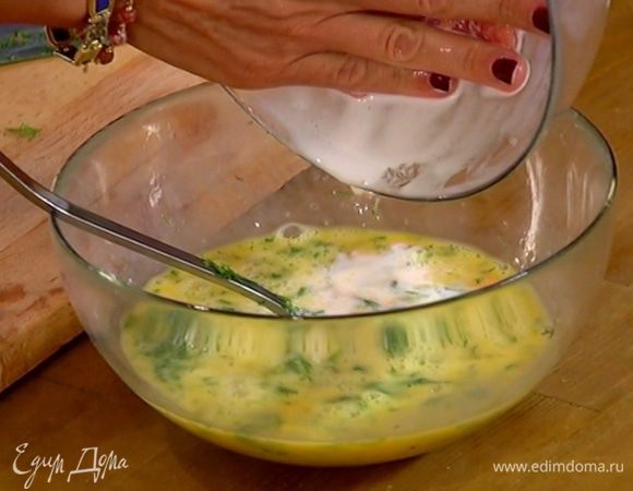 Влить молоко, в котором замачивалась форель, еще раз перемешать.