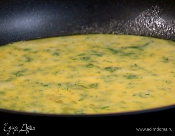 Разогреть в сковороде сливочное масло и влить яично-молочную смесь. Готовить, слегка отодвигая лопаткой края омлета от стенок.