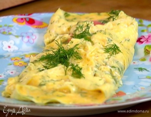 Готовый омлет посыпать оставшимся укропом и подавать со сметаной.