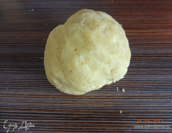 Добавить к мучной смеси и вымесить тесто, скатать в шар, обернуть пленкой и убрать в холодильник на 1,5-2 часа.