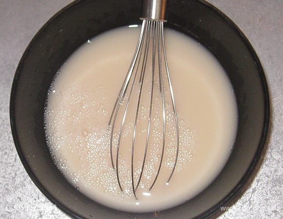 Дрожжи залить теплой водой, добавить сахар.