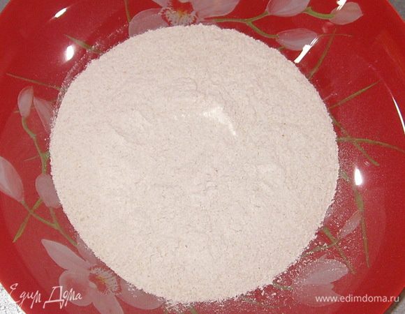 Смешать оба вида просеянной муки. Добавить соль. 