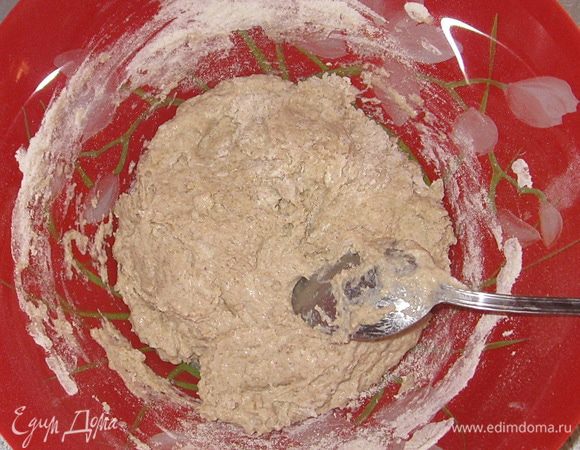 В муку добавить масло и дрожжи. Перемешать хорошо ложкой. 