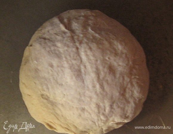 Смазать глубокую тарелку  растительным маслом, положить тесто, накрыть полотенцем и поставить на 1-1,5 ч в теплое место. 