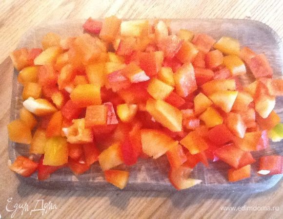 Перец разрезать вначале полосками, затем - мелким квадратиком.