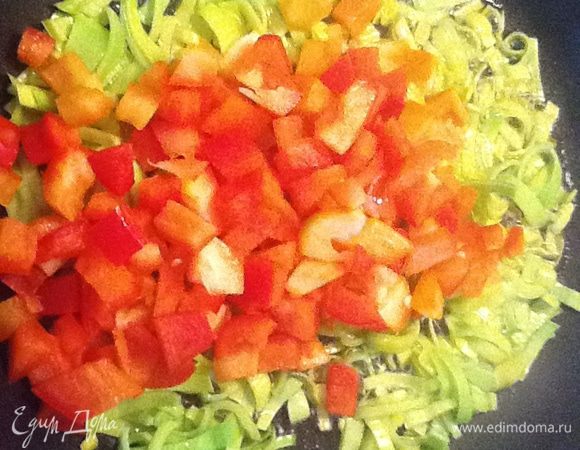 Добавить перец к луку-порею.