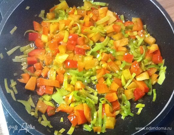 Перемешать, хорошо прогреть, готовить на 3 минуты