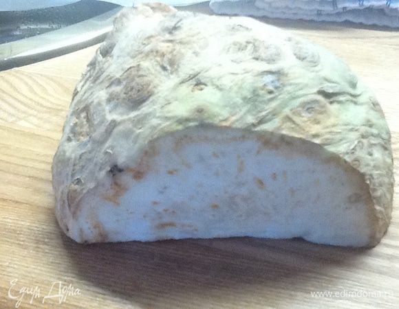 От корня сельдерея отрезать грамм 100.