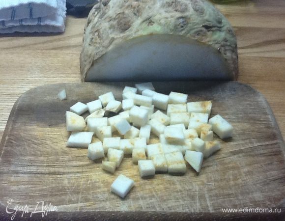 Нарезать на квадратики такого же размера, как и перец