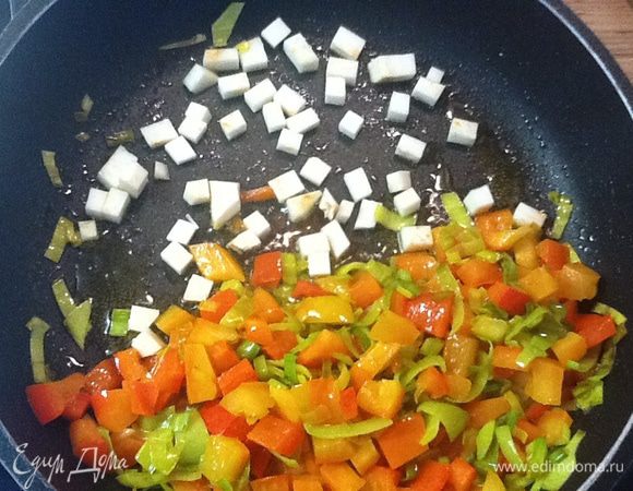 Положить на сковороду, прогреть 1 минуту. В готовом блюде сельдерей должен слегка похрустывать.