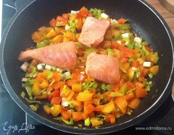 Теперь на подготовленную полянку выложить кусочки охлажденной или замороженной семги. 3 минуты. Семга "оттаивает" и проготавливается на овощной подушке с одной стороны.