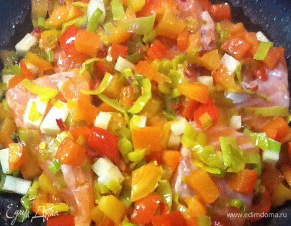 Очень аккуратно семгу накрываем горячими овощами сверху.