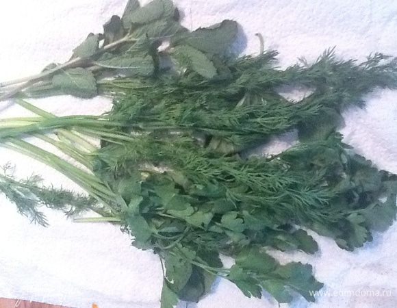 Травку (петрушку, зеленый базилик, укроп, мяту) режем как обычно.
Травка на фото слегка увядшая, но, поскольку, я храню ее промытую в кухонных бумажных полотенцах, абсолютно хороша к употреблению.