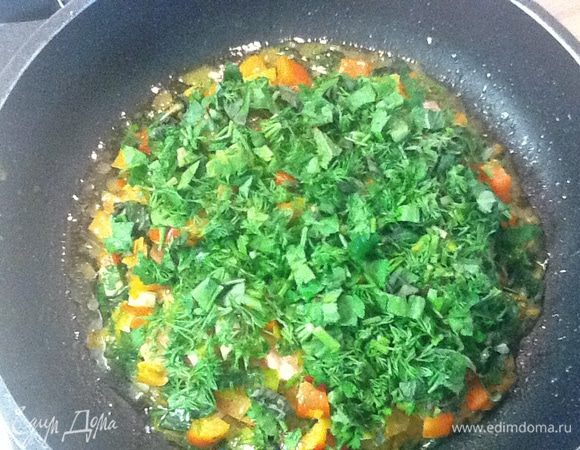 Выдавливаем сок по кругу. На травку - не наливаем. На масло вокруг "полянки".