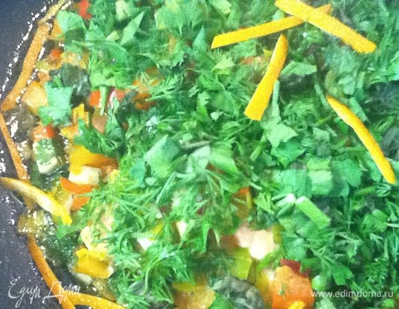 Сверху и вокруг - апельсиновая цедра, зачищенная от белого слоя и оставшаяся от выдавленной части