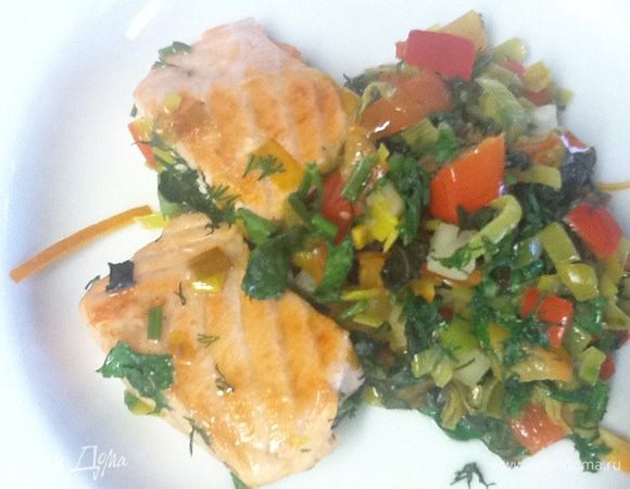 Подавать можно разными способами. Здесь - Рыба и овощной гарнир.