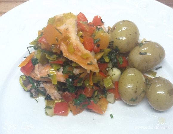 Здесь - слой рыбы, слой овощей. Теплый салат и отварной картофель.
Вполне вкусен, если остынет.