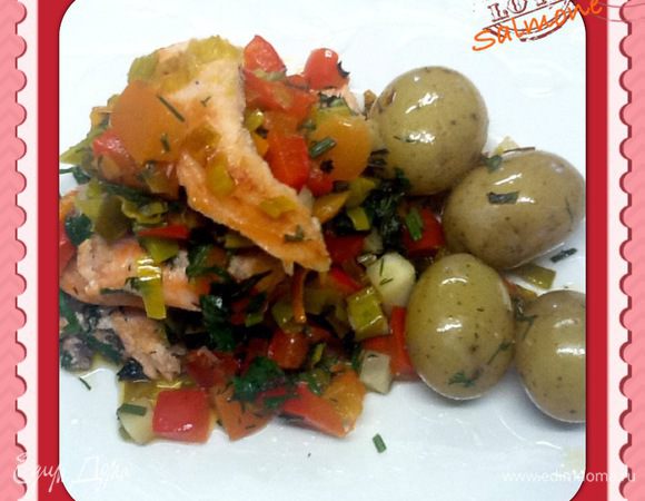 Ничего не написала про соль и перец. Я не добавляю.
Шаги расписала почти поминутно. Не передерживайте на огне. Разломите кусочек рыбки. Если она однородного цвета, выключайте срочно. Сельдерей пусть похрустывает. Цедра слегка добавляет горчинку (вместо перца). Апельсин - вкус и аромат. А травка и красный перец - красоту.
Желаю Вам с удовольствием отдохнуть на солнечной поляночке!