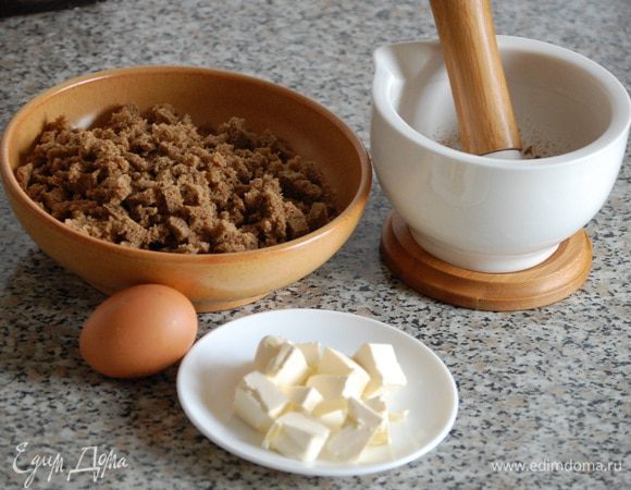 Для приготовления хлебных корзинок измельчить специи в ступке, хлеб нарезать мелким кубиком смешать его со взбитым яйцом и размягченным сливочным маслом.