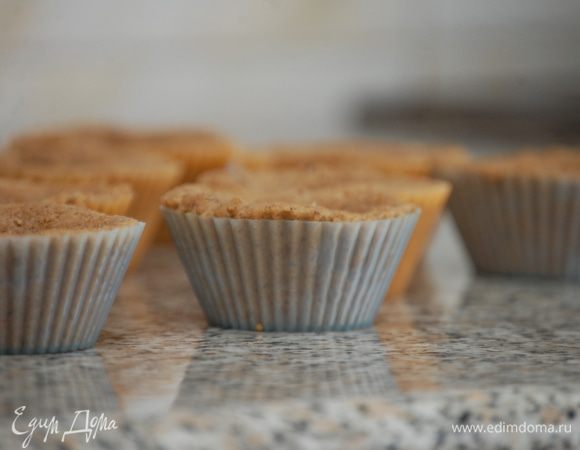У меня были силиконовые формочки (дно – 3,5 см, верх – 6 см, высота – 3 см). Полученную массу разделить на 12  частей и равномерно распределить по формочкам. Выпекать 15-17 мин при температуре 200 градусов 