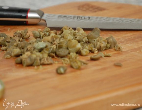 Для приготовления рыбного рулета : Каперсы промыть в проточной воде, обсушить, измельчить ножом.