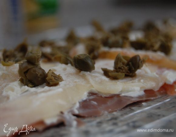 На   семгу выложить масляную рыбу + 25 г альметте + измельченные каперсы.