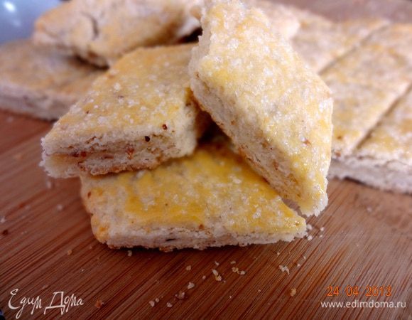 Готовую лепешку вынуть и остудить на противне, потом нарезать или наломать руками лепешку на ромбики и можно заваривать чай, кофе, вкусно очень с какао!